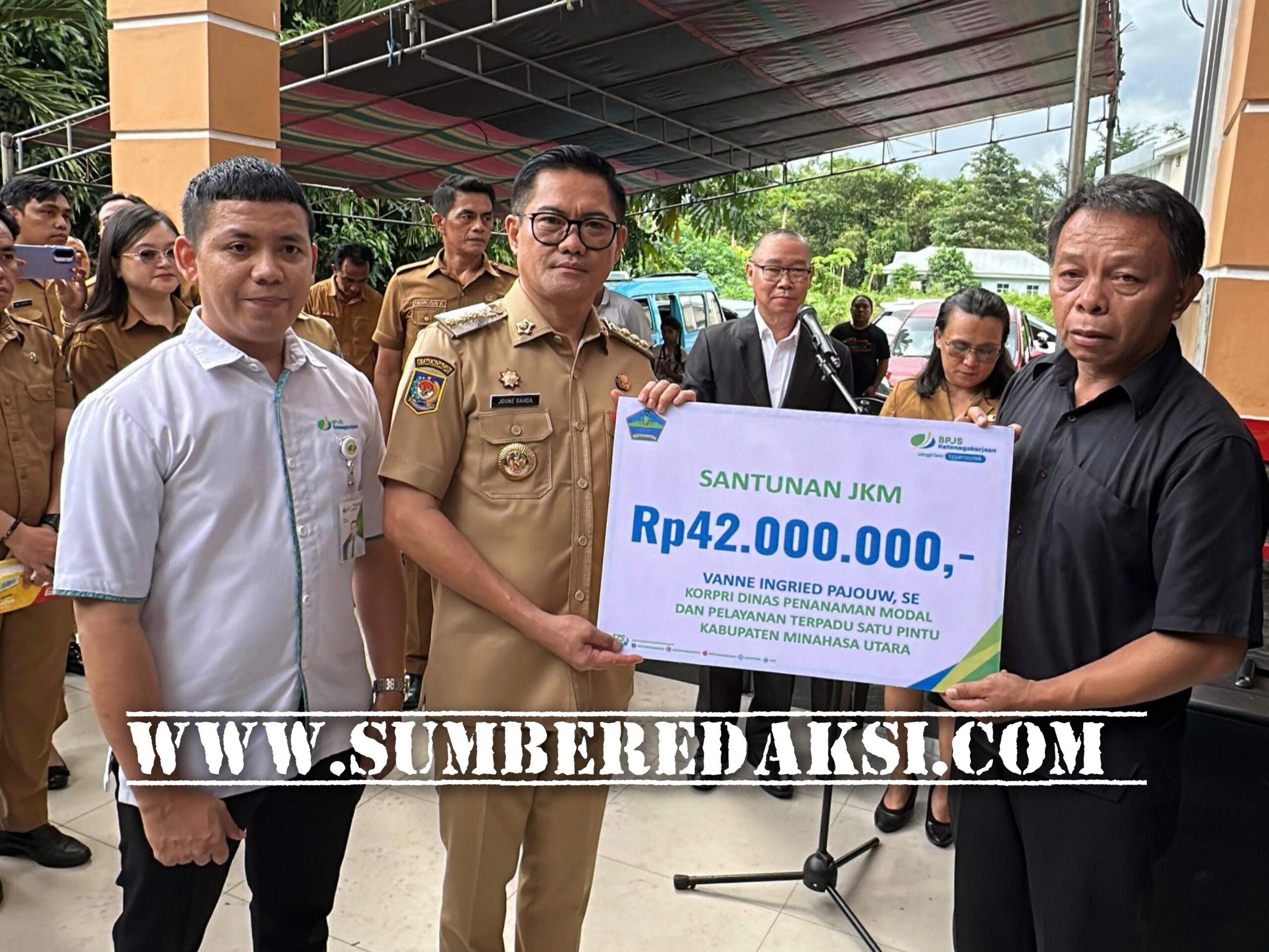 Bentuk Perhatian Kepada ASN, Bupati Joune Ganda Berikan Langsung Santunan JKM 