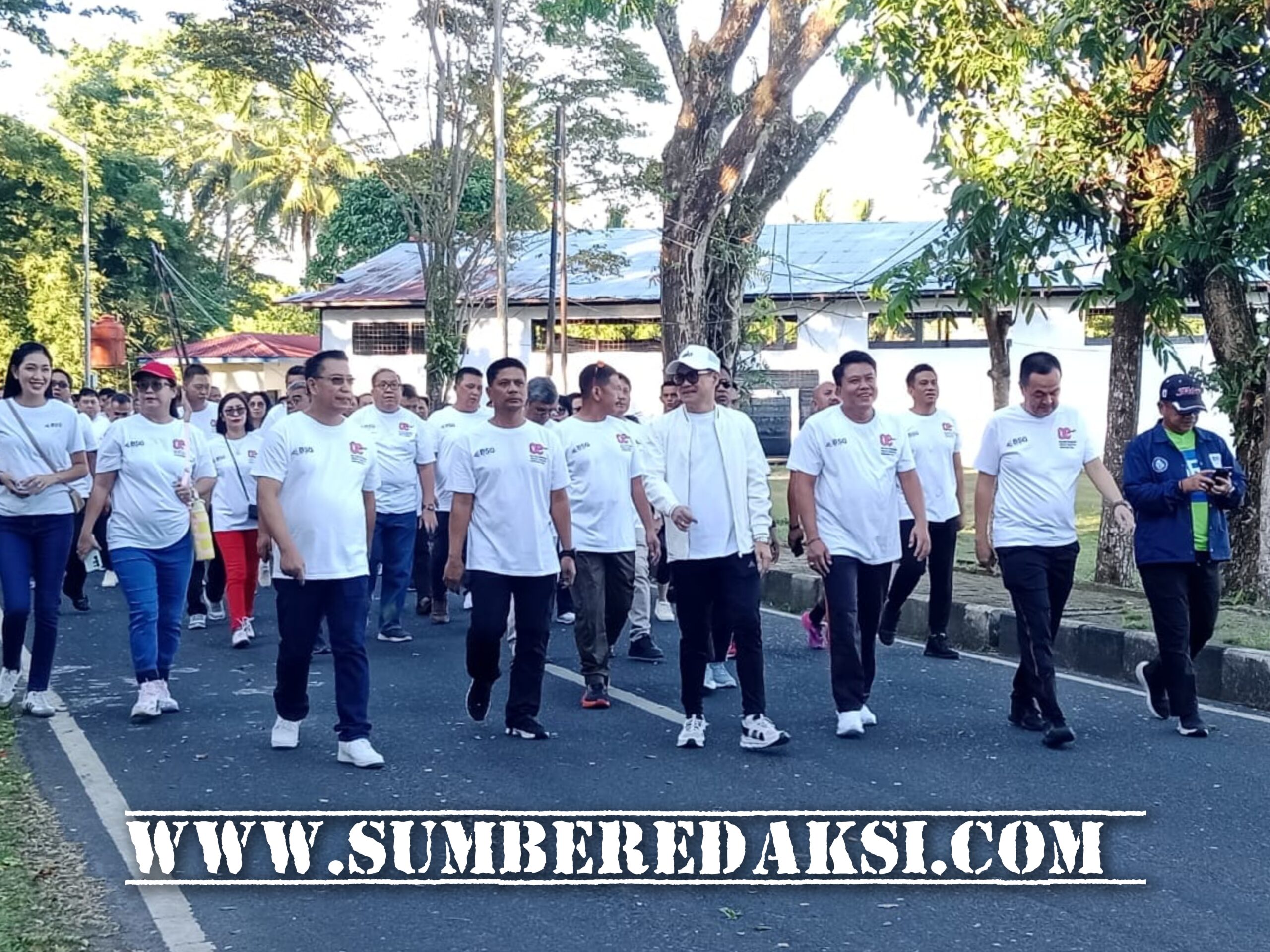 Sambut HUT RI ke-80, Bupati Joune Ganda Jalan Sehat Bersama Ribuan Warga 