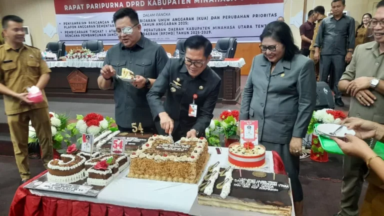 Usai Rapat Paripurna, Bupati Joune Ganda Dapat Kejutan Ulang Tahun 