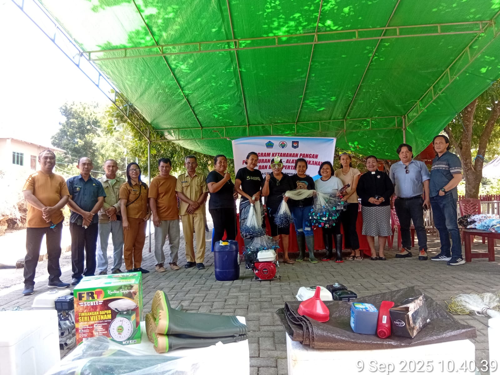 Perkuat Ekonomi di Pesisir, Pemdes Paputungan Berikan Bantuan Kepada Kelompok Masyarakat Nelayan Berupa Jaring Ikan