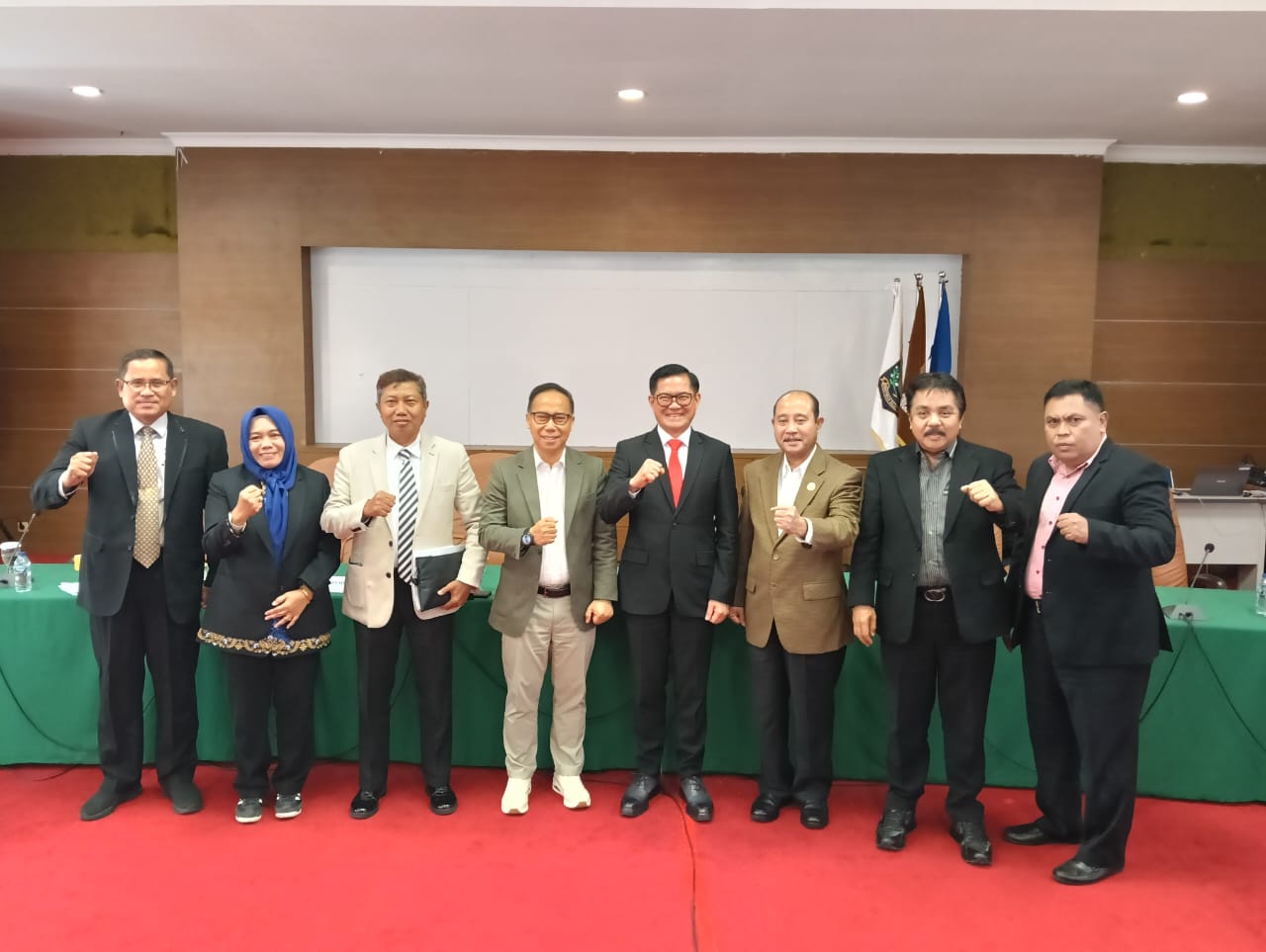 Bupati Joune Ganda Mulus Lewati Ujian Seminar Desertasi 