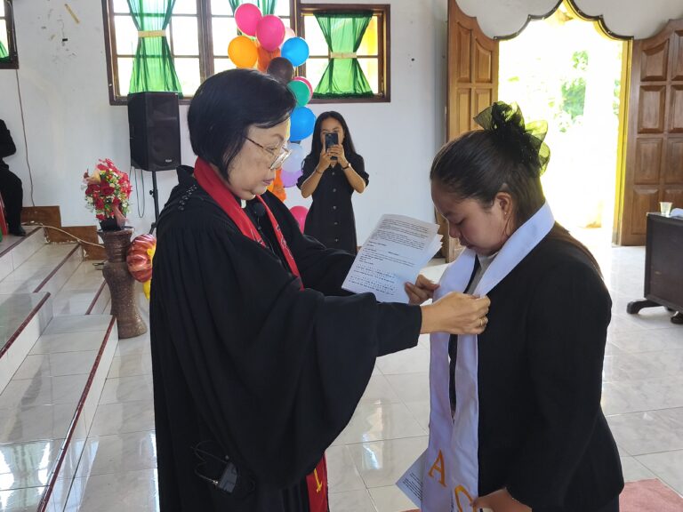 Pdt. Foune Inaray Meneguhkan Stevani Rachel Damima Sebagai Penatua Pemuda GMIM Betania Malendeng Periode 2022-2026