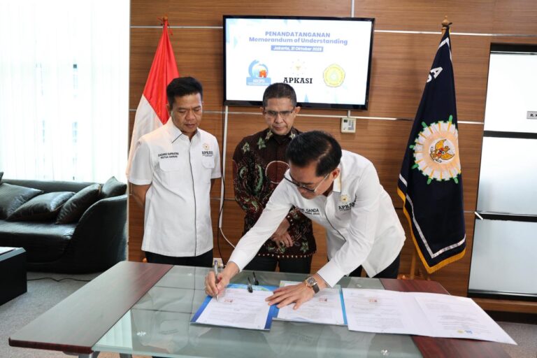 Wakili Ketua APKASI, Sekjen Joune Ganda Tandatangani MoU Dengan HAKLI 