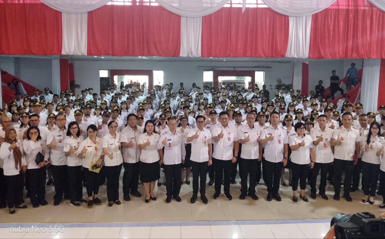 Bupati Joune Ganda Serahkan SK ke 238 PPPK Tahap II