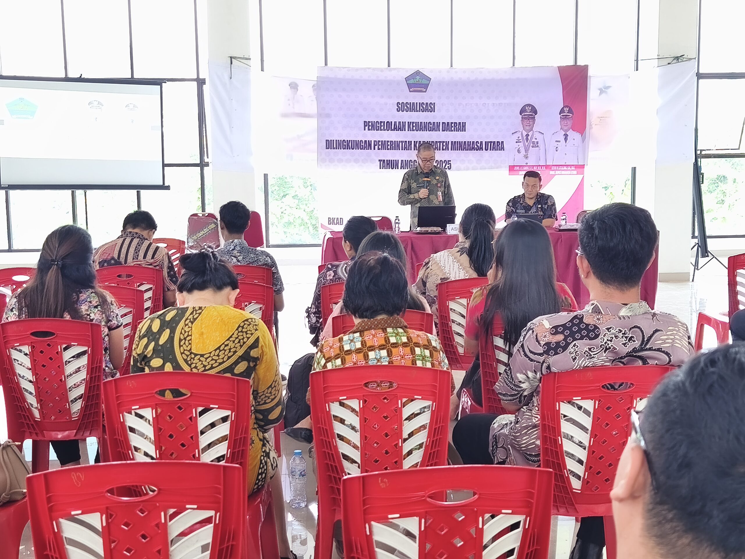 Wakili Bupati Joune Ganda, Sekda Novly Wowiling Buka Kegiatan Sosialisasi Pengelolaan Keuangan Daerah