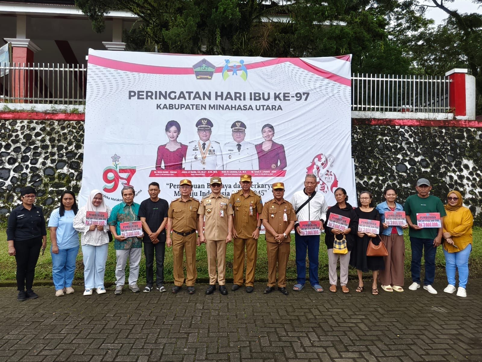 Bupati Joune Ganda Salurkan Dana Duka ke 721 Penerima Seusai Apel Perdana Tahun 2026