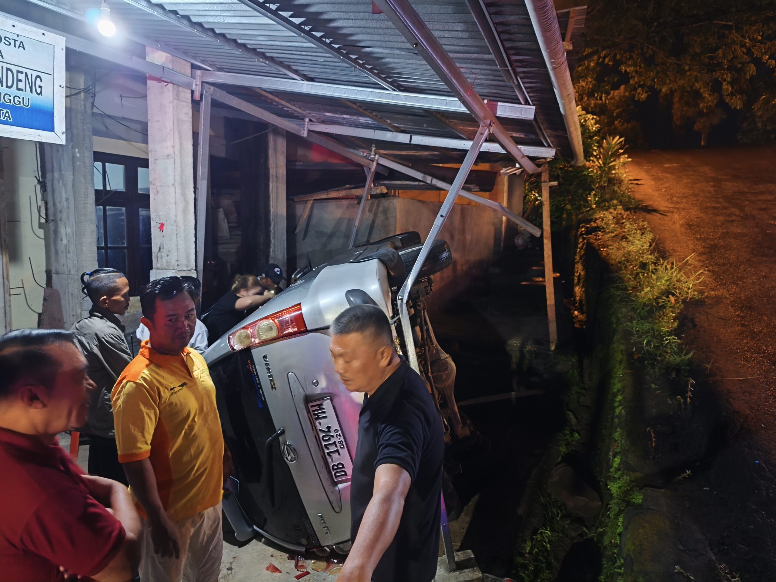 Respon Cepat Kapolsek Tikala AKP Djemi Worang Cek Lokasi Mobil Xenia Terjun Bebas