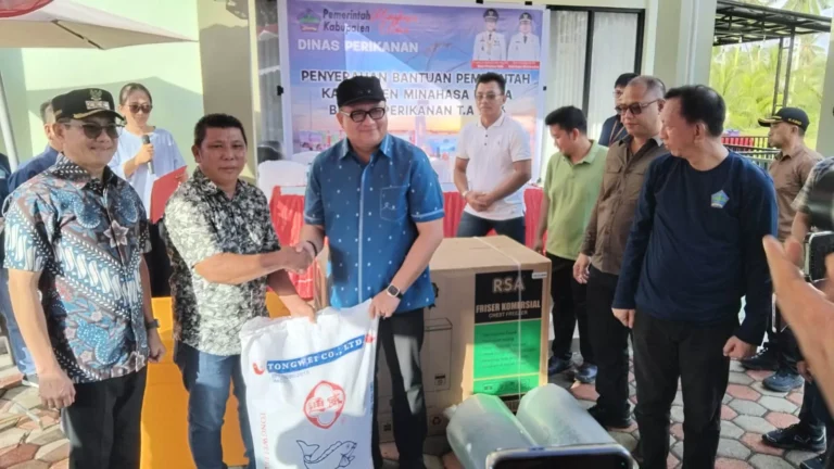 Bupati dan Wakil Bupati JG-KWL Serahkan Bantuan Perikanan Ke Kelompok Nelayan Desa Talawaan 