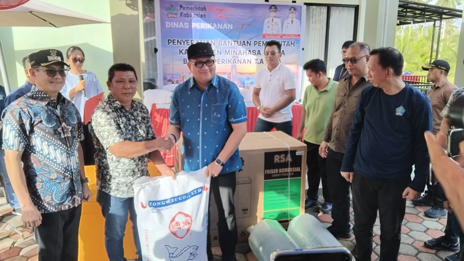 Bupati dan Wakil Bupati JG-KWL Serahkan Bantuan Perikanan Ke Kelompok Nelayan Desa Talawaan 