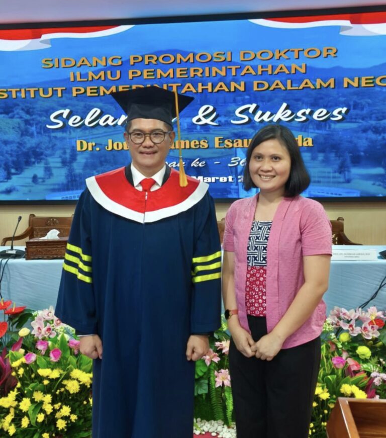 Kepala BKAD Minut Carla Sigarlaki Ucapkan Selamat Kepada Bupati Joune Ganda Atas Diraihnya Gelar Doktor 