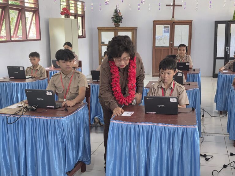 Ketua DPRD Minut VAR Buka TKA di SD GMIM 63 Paslaten 