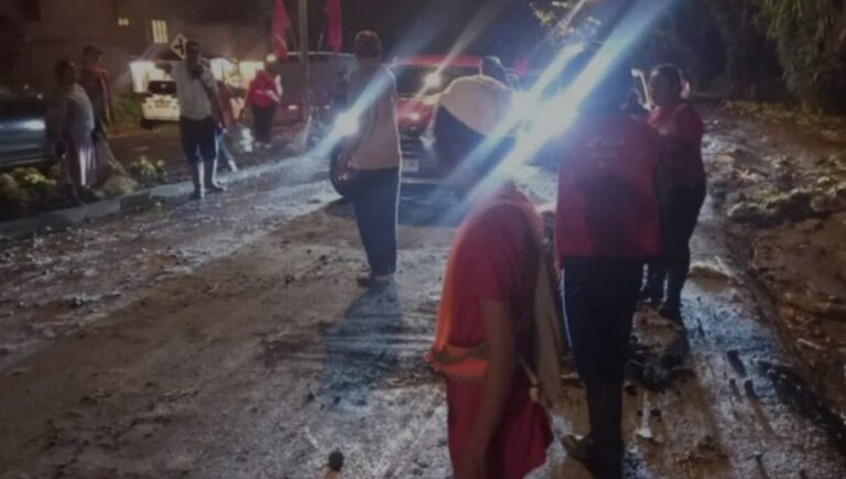 Pasca Dilanda Banjir Bandang, Pemkab Minut Terjun Bersihkan Akses Jalan Soekarno