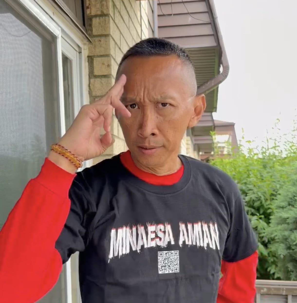 Memakai Kaos Minaesa Amian, Aktivis Media Sosial Abu Janda Berikan Ucapan Hut Kepada William Lutungan