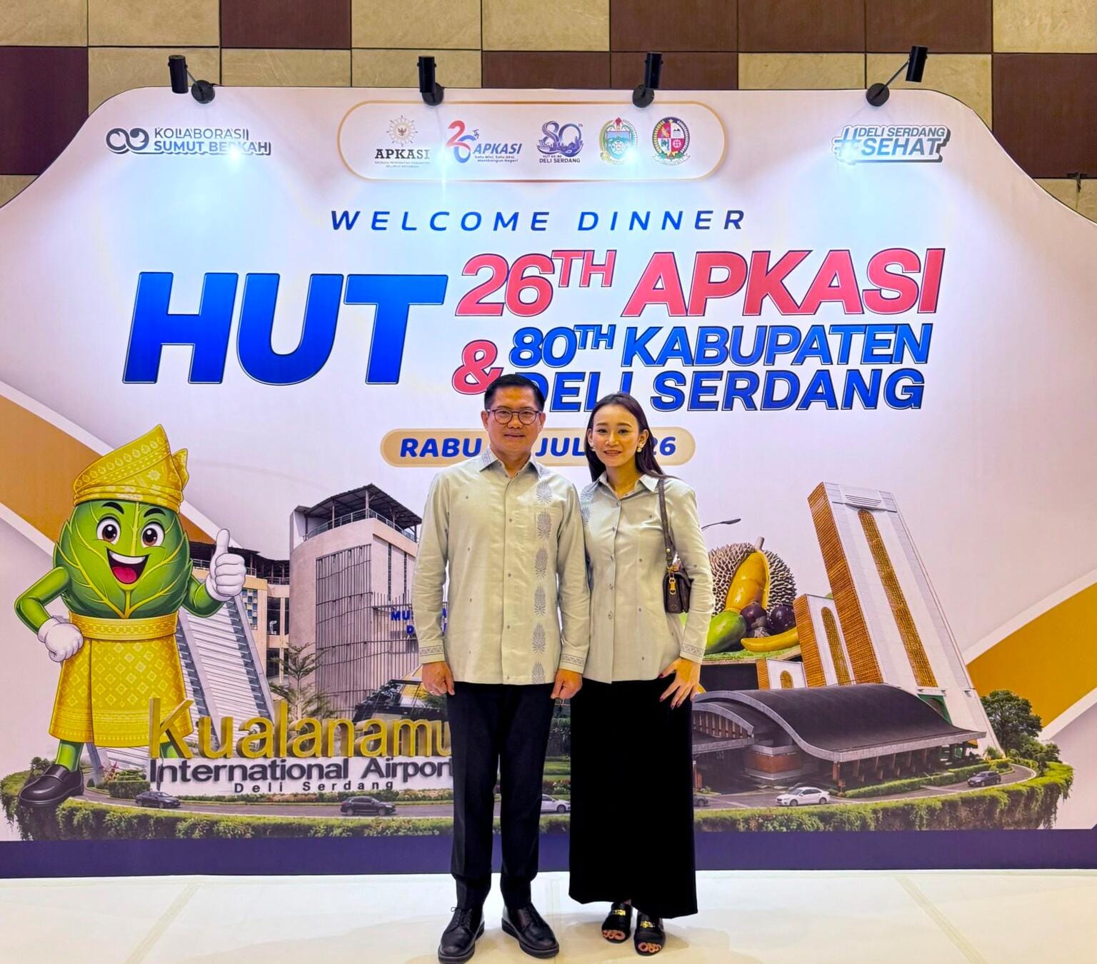 HUT APKASI, Bupati Joune Ganda Bersama Istri Tercinta Rizya Ganda-Davega Kenakan Batik Deli Serang