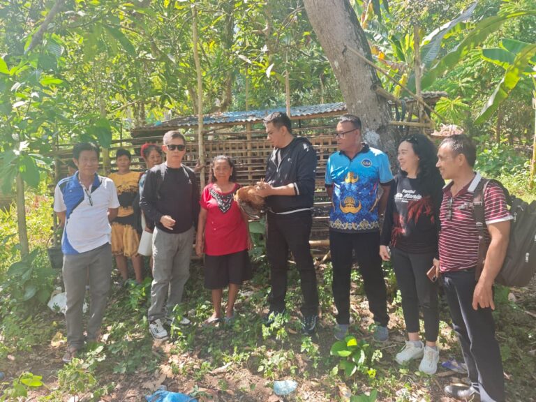 Perkuat Ketahanan Pangan di Minut, Desa Gangga I Terima Bantuan 100 Ekor Ayam dan Pakan Untuk Para Peternak