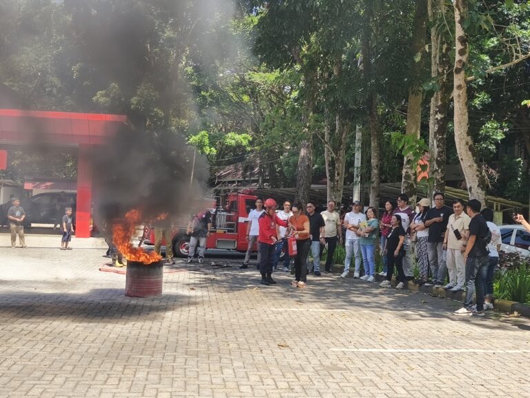 Meningkatkan Kewaspadaan Terhadap Bencana, DPMPTSP Gelar Simulasi Pencegahan Kebakaran di MPP Minut
