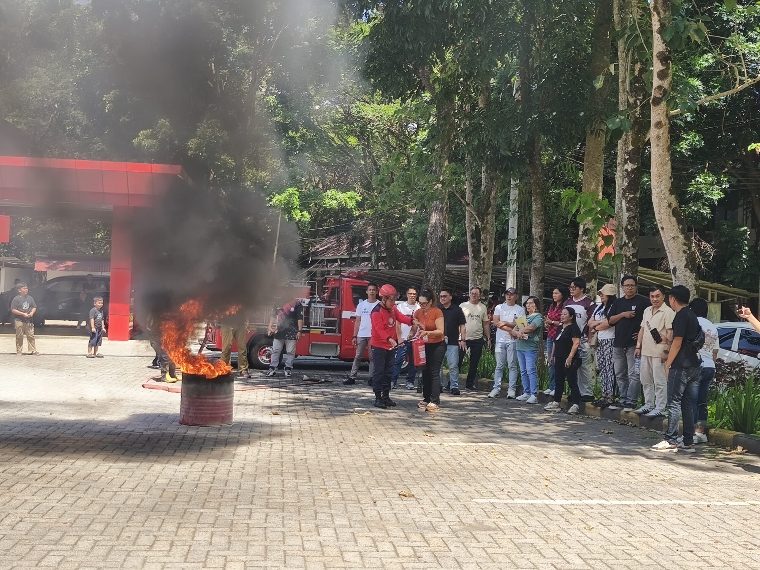 Meningkatkan Kewaspadaan Terhadap Bencana, DPMPTSP Gelar Simulasi Pencegahan Kebakaran di MPP Minut