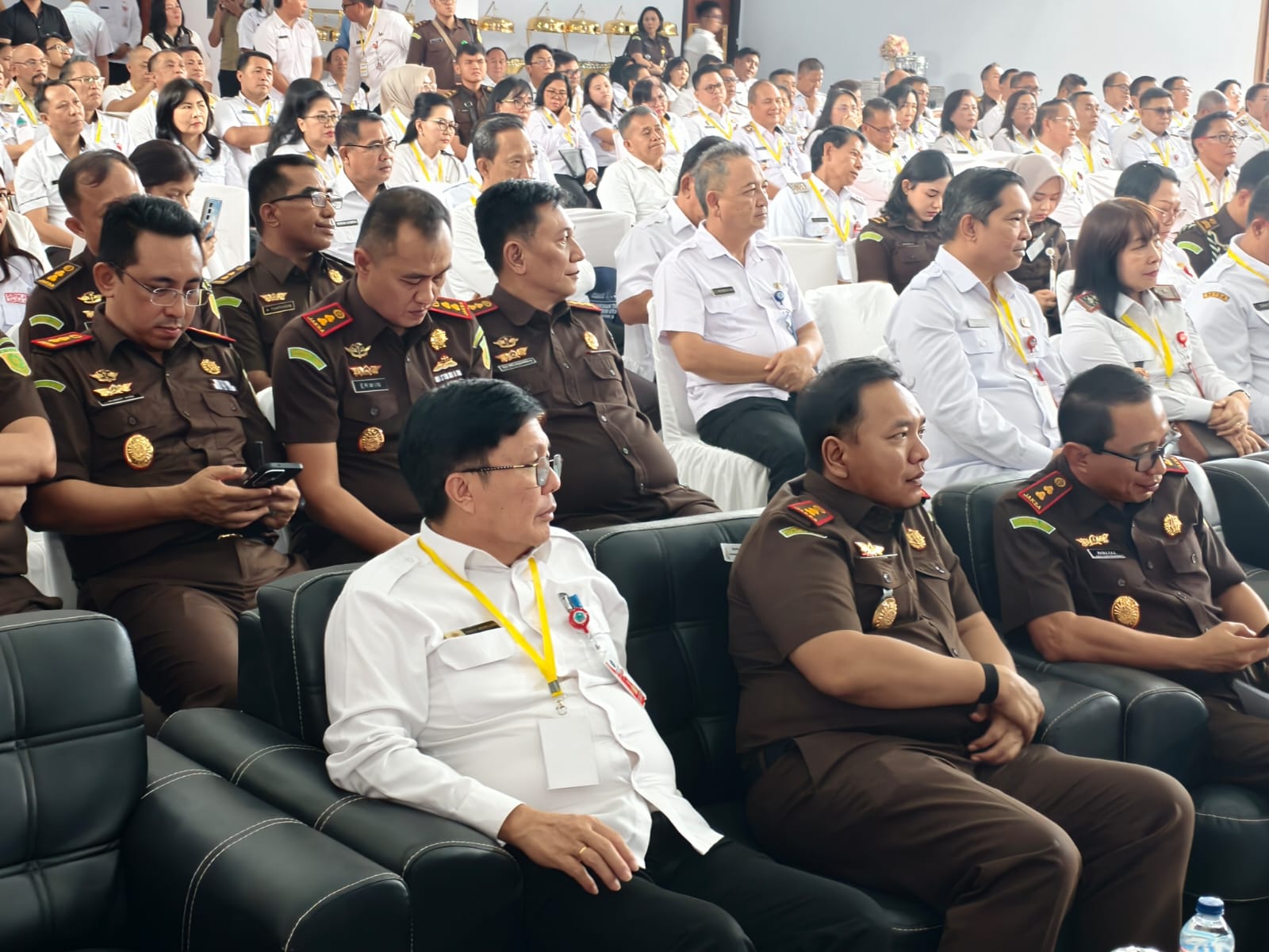Perkuat Tata Kelola Daerah Guna Percepatan Pembangunan Lewat Sektor Pariwisata dan Agrobisnis, 32 OPD Hadiri Seminar Hukum di Tondano