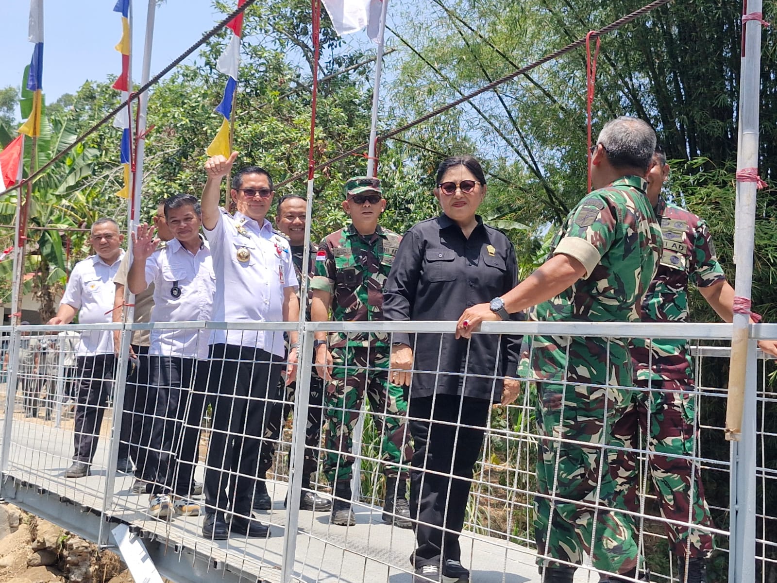 Pangdam Mayjen TNI Mirza Agus Bersama Bupati Joune Ganda Tinjau Jembatan Perintis Garuda “Kamanga” di Desa Kokole Satu