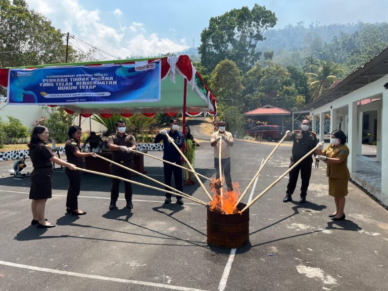 Kejari Minut Musnahkan Babuk 16 Perkara Berkekuatan Hukum Tetap 