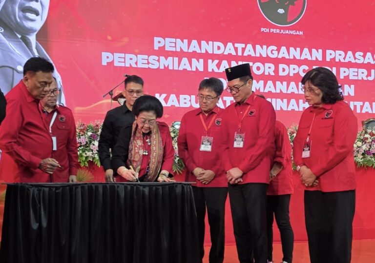 Ketum Megawati Soekarnoputri Menandatangani prasasti Kantor DPC PDI Perjuangan Kabupaten Minahasa Utara