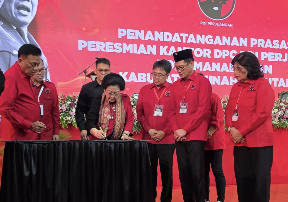 Ketum Megawati Soekarnoputri Menandatangani prasasti Kantor DPC PDI Perjuangan Kabupaten Minahasa Utara