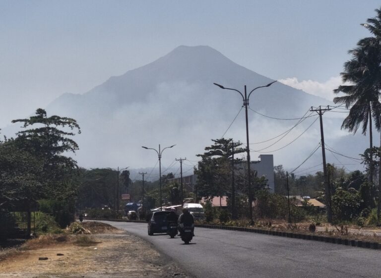 BREAKING NEWS! Terpantau Nampak Kepulan Asap Kebakaran Hutan di Gunung Kaki Klabat